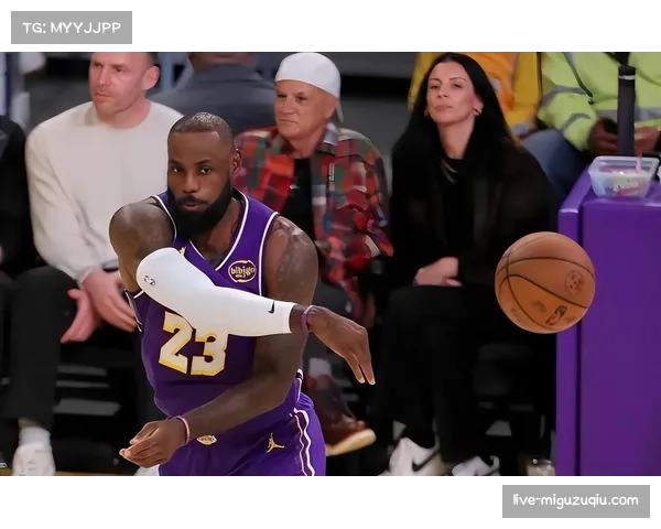 詹姆斯第四节关键表现稳局势 老将经验成湖人逆转保障